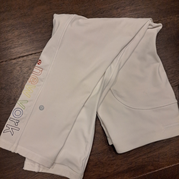 Lululemon White Capri Leggings With Colorful New York Emblem - Picture 4 of 6